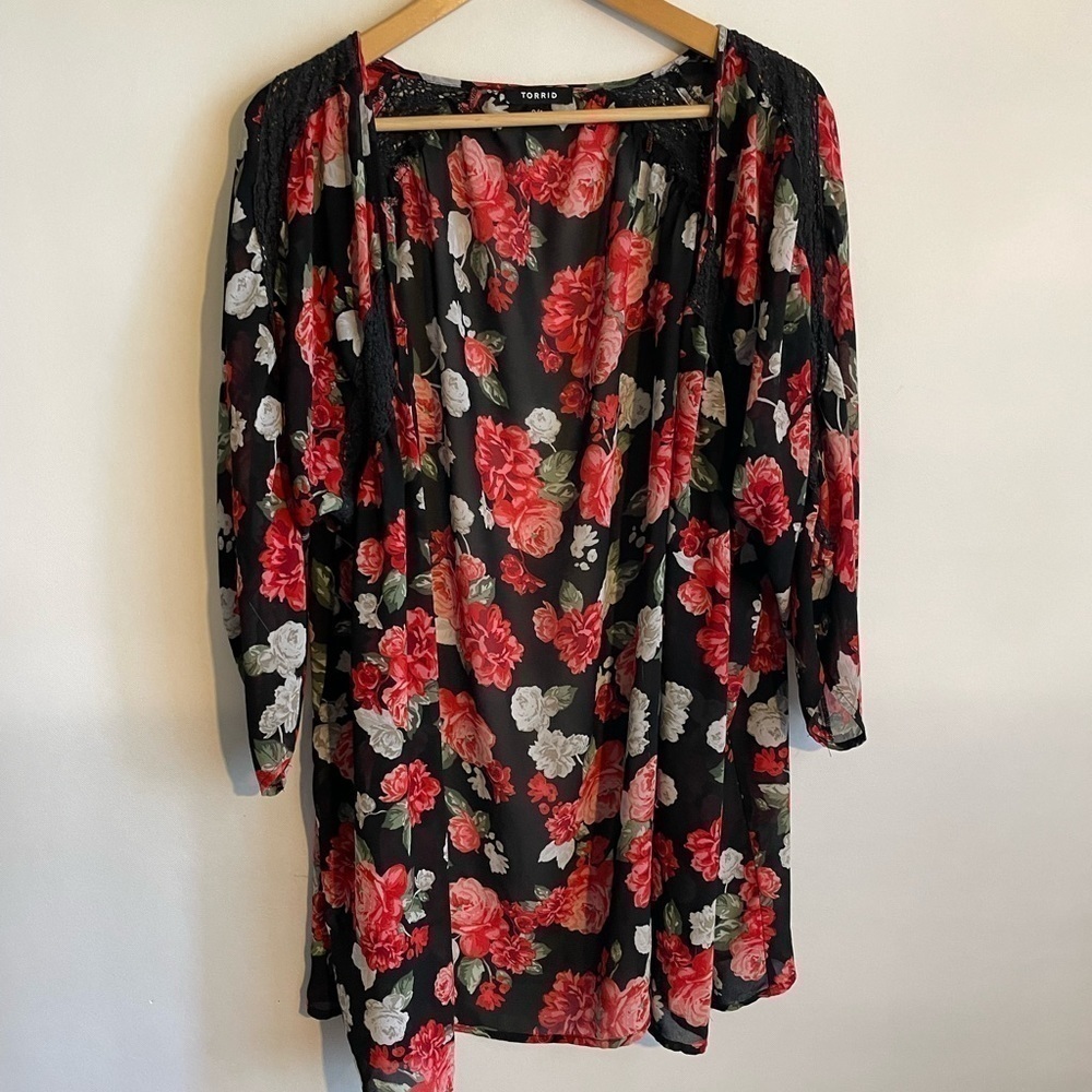 TORRID Red Floral Kimono Open Front Size 0-1  Sheer 
3/4 Sleeve duster